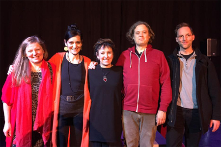 Das Bild zeigt einen Ausschnitt des Gastspiels von Olga Tokarczuk im ZEITMAULtheater Bochum.