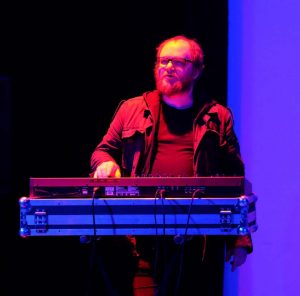 Ausschnitt aus der gemeinsamen Performance von WireWagna und dem Musiker Oliver Siegel (ZEITMAUL-Theater Bochum)