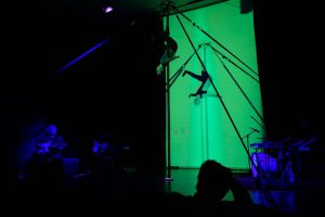 Szenenfoto aus dem Auftritt von "Physical Monkey" Sabeth Dannenberg bei WireWagna (ZEITMAUL-Theater Bochum)