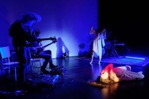 Szenenfotos vom Auftritt Christian Bernecker, Lila Tolan und Marion Kortenkamp mit WireWagna (ZEITMAULT-Theater Bochum)