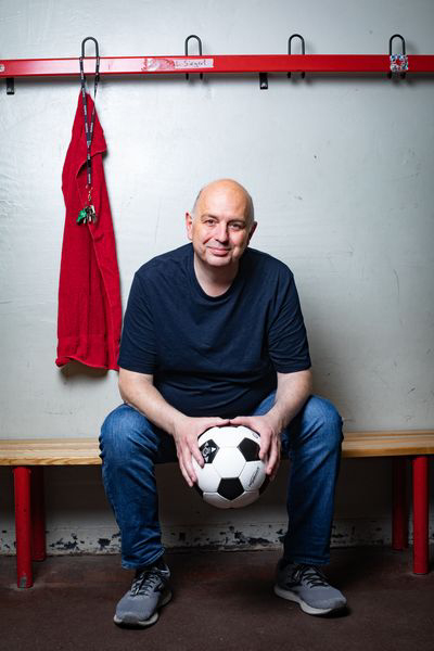 Foto von Frank Goosen mit Fußball zur Ankündigung der Vorpremiere seines Romans "Spiel ab!" (ZEITMAUL-Theater Bochum)