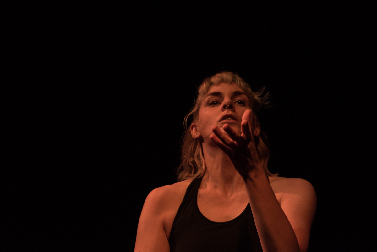 Szenenfoto vom Auftritt der Tänzerin und Performance-Künstlerin Pia Alena Wagner mit WireWagna (ZEITMAUL-Theater Bochum)