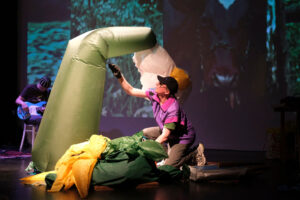 Szenenbild vom Auftritt des bildenden Künstlers Stefan Demming mit Wire Wagna (ZEITMAUL-Theater Bochum)