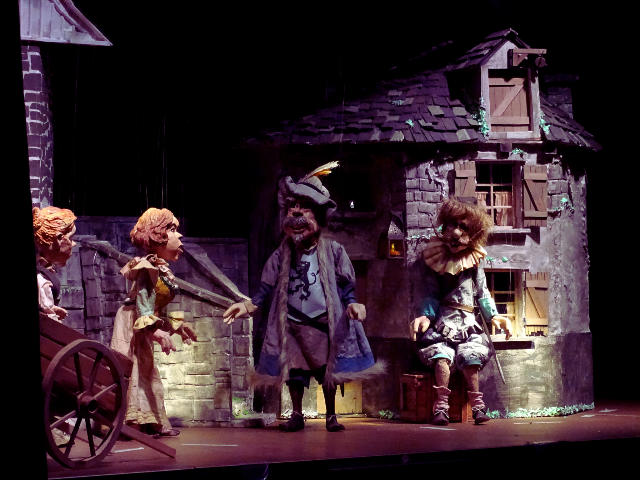Szenenfoto zur Ankündigung des Marionettentheaterstücks "Die lustigen Weiber von Altena" (ZEITMAUL-Theater Bochum)