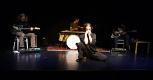 Foto vom Auftritt der Tänzerin Raffaela Nahrun mit WireWagna (ZEITMAUL-Theater Bochum)