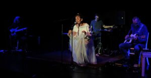 Auftrittsfoto der Schauspielerin Joanna Stanecka mit WireWagna (ZEITMAUL-Theater Bochum)