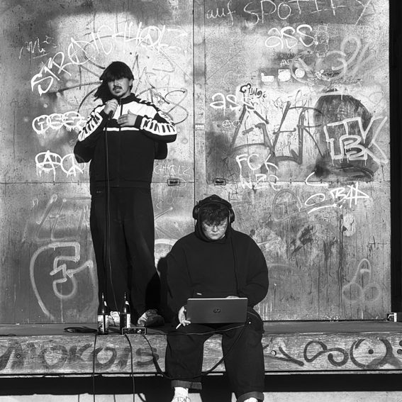 Porträt der beiden Mitglieder des KAFA Kollektivs zur Ankündigung des Release-Konzerts für "SDA" (ZEITMAUL-Theater Bochum) 