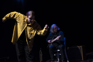 Szenenfoto aus WireWagna im Januar 2026- im Bild sind die Tänzerin Natalie Hollweg und der Musiker Serge Corteyn (ZEITMAUL-Theater Bochum)