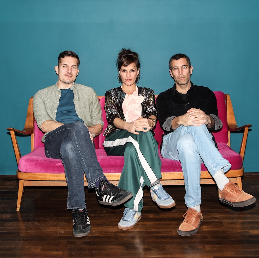 Die drei Mitglieder des Trios Kupfer&Konfetti auf einem Sofa - Bild zur Ankündigung des Konzerts im ZEITMAUL-Theater Bochum