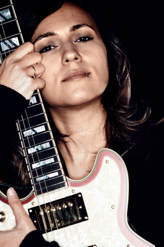 Porträt der Jazzgitarristin Christina Zurhausen zur Ankündigung eines Konzerts Im ZEITMAUL-Theater Bochum