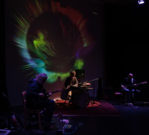 Szenenfoto aus der gemeinsamen Performance der Band WireWagna und des Medienkünstlers Thomas Zehnter (ZEITMAUL-Theater Bochum)