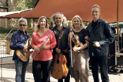 Aufnahme des fünfköpfigen Musiker*innen-Ensembles Tinto mit Instrumenten (ZEITMAUL-Theater Bochum) 