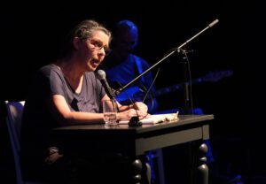 Aufnahme von Martina van Boxen (Vordergrund) im Rahmen des gemeinsamen Auftritts mit der Band